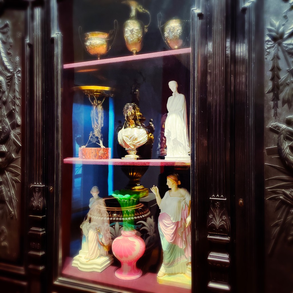 "Plongée dans les années 80 : Pourquoi l'exposition au Musée des arts décoratifs est une déception"