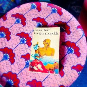 Roman La tête coupable sur un plateau rose — photo personnelle choisie pour mon article sur les imposteurs