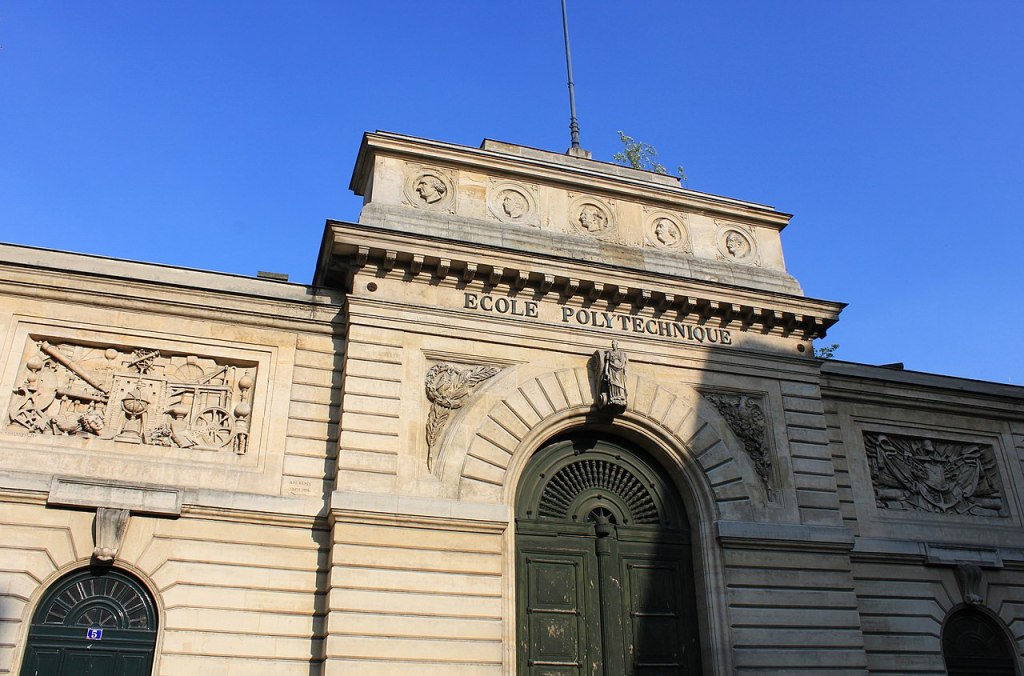 Fronton de l'entrée de l'ancienne école polytechnique à Paris — bas reliefs sur le thème des sciences — début XIXe siècle
