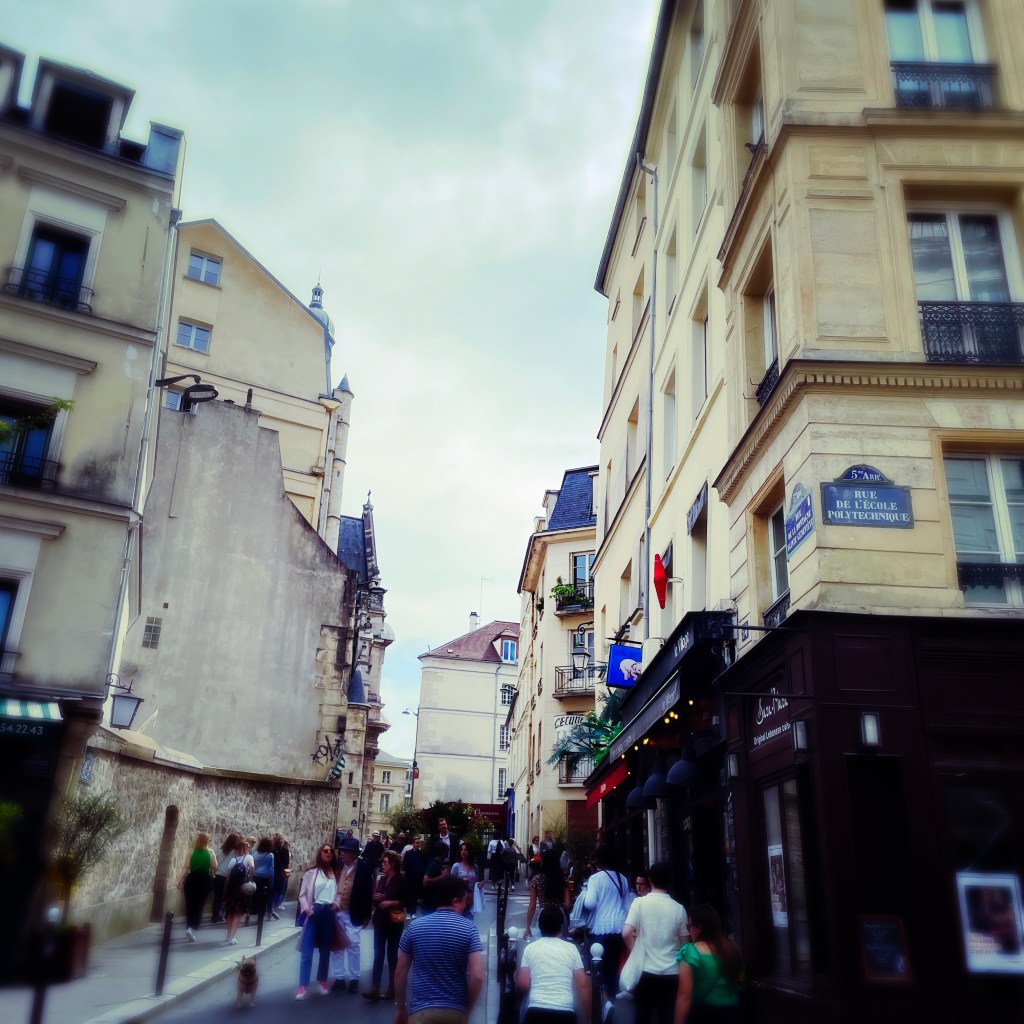 Rue de la Montagne Sainte Geneviève au coin de la rue de l'Ecole Polytechnique 