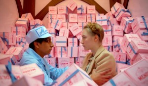 The Grand Budapest Hôtel de Wes Anderson — Zero & Agatha au milieu des boîtes roses. 