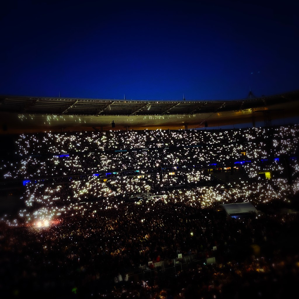 Concert de Depeche Mode le 24 juin 2023 — lumières des téléphones portable sur Waiting for the Night — nuit