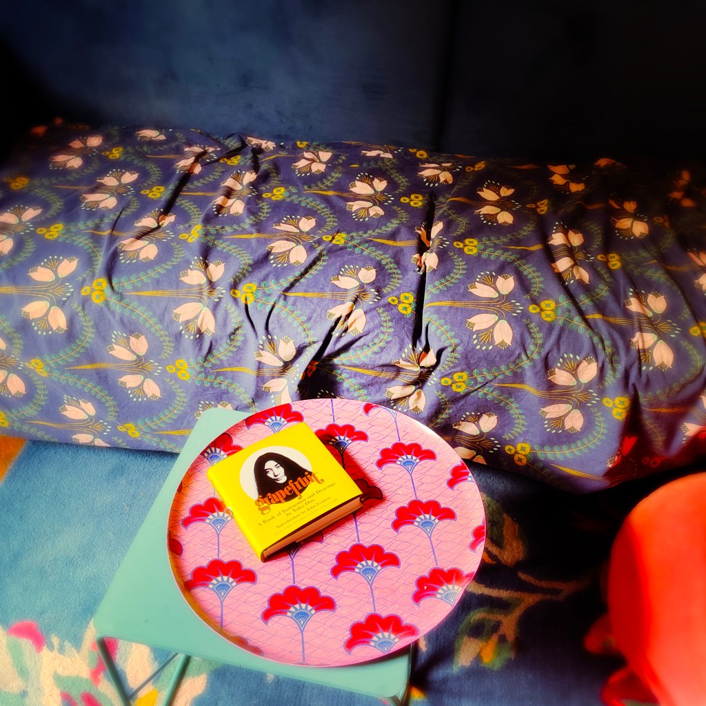 Recueil Grapefruit de Yoko Ono sur un plateau — juin 2023