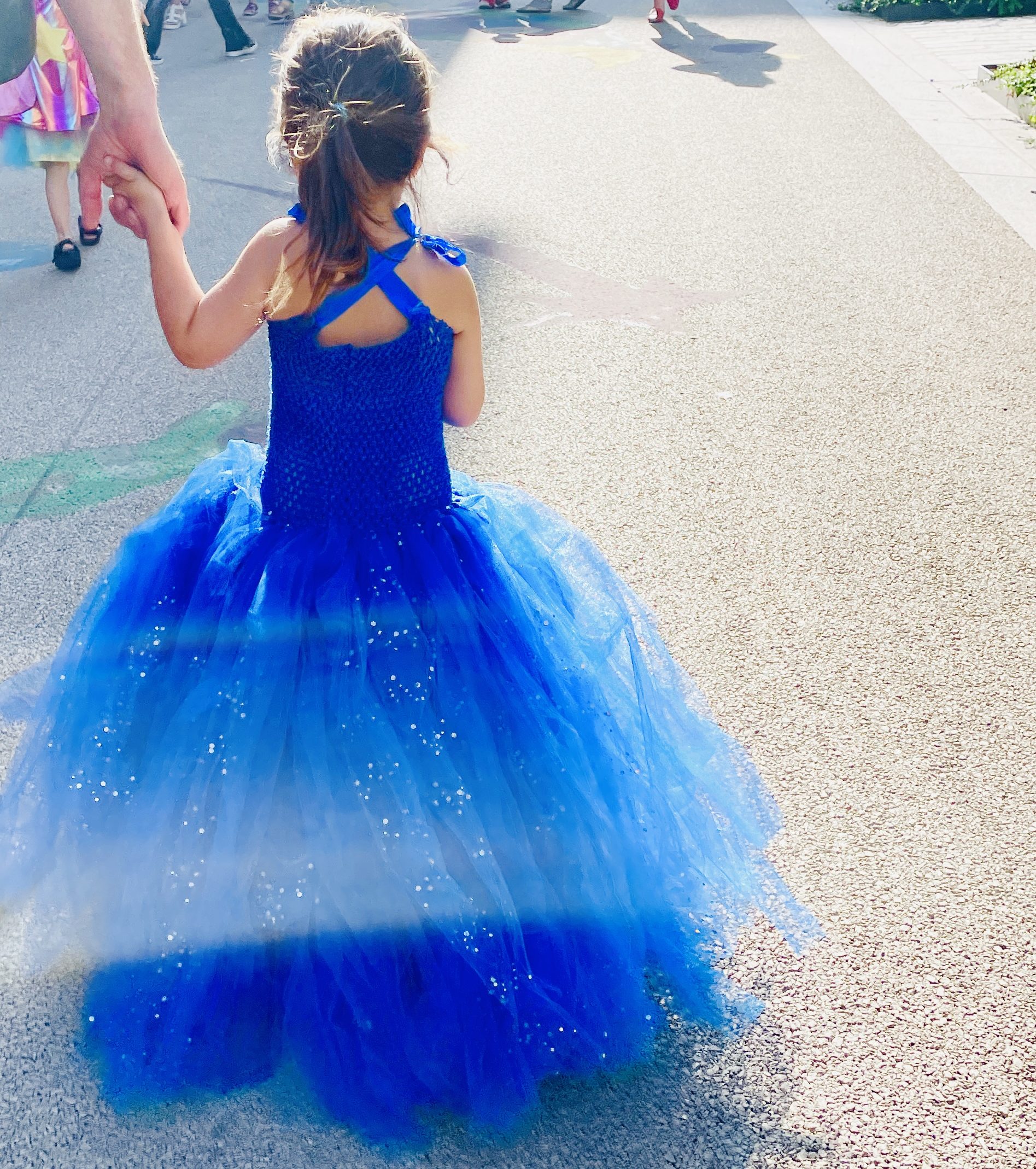Petite fée rue de Belzunce à Paris — juin 2023 — petite fille habillée d'une robe bleue en tulle pailleté 