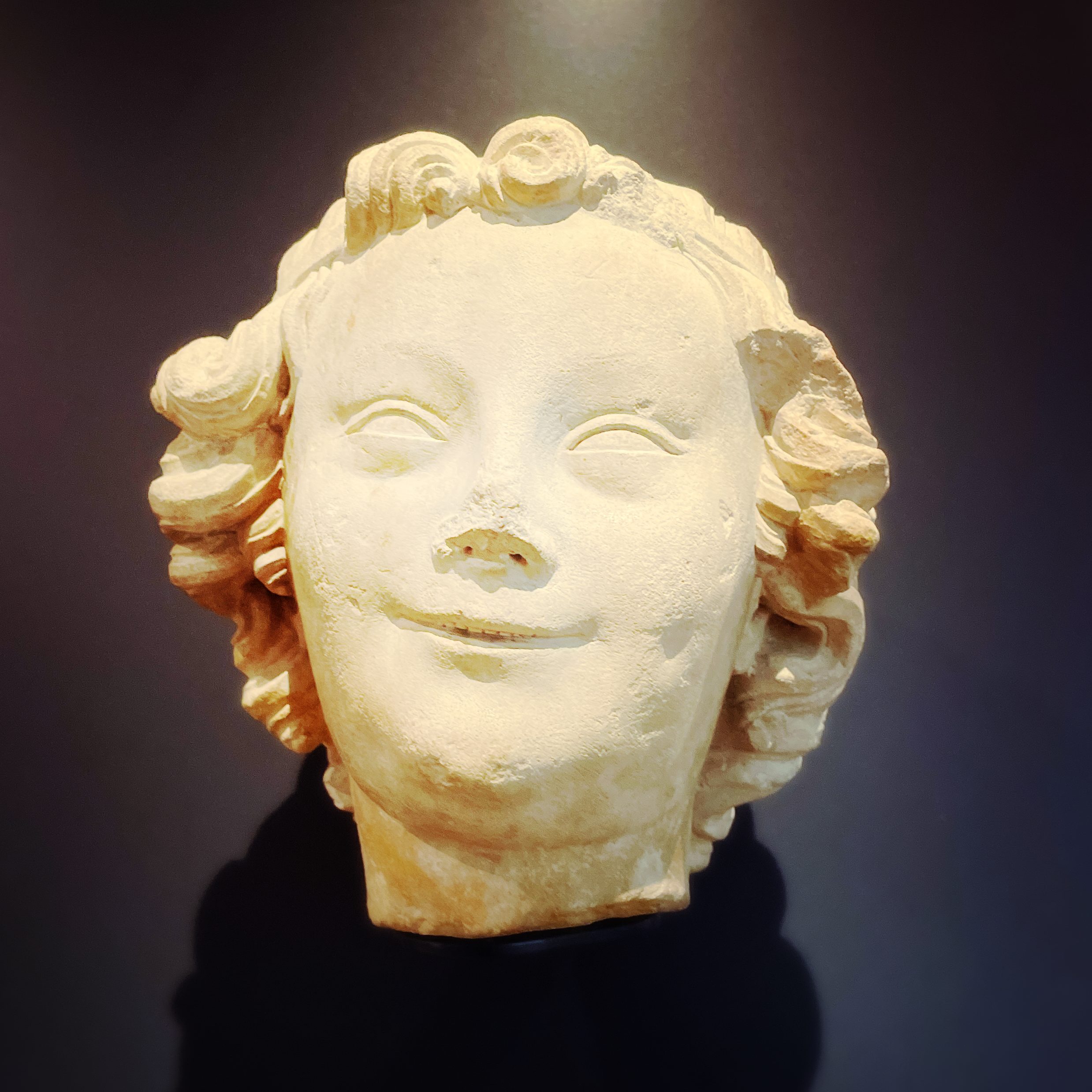 Tête d'ange à bouclettes qui se marre — il lui manque un bout du nez — Musée de Cluny, Paris, sculpture — juin 2023