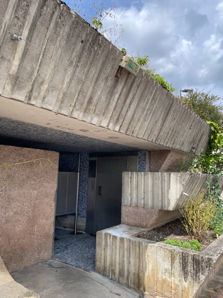 Pissotière de béton à Montbard — chef d'œuvre de l'architecture Brutaliste — juin 2023