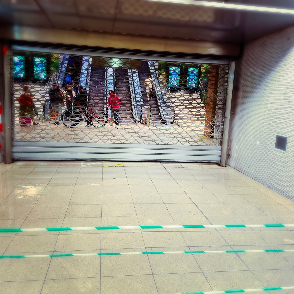 Un des passage entre le métro et l'entrée de la gare de Lyon fermée au public à cause d'immenses flaques