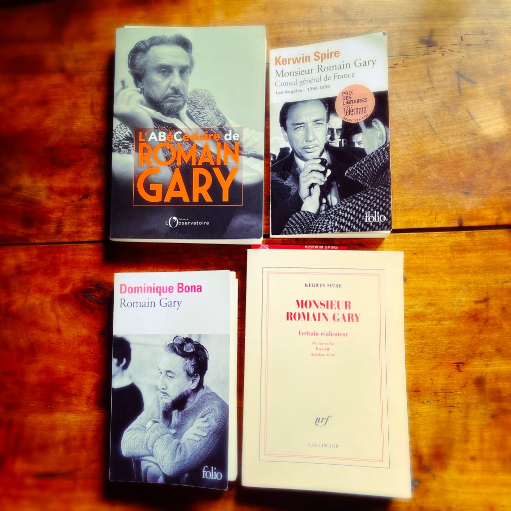 4 couvertures de livres sur Romain Gary — posés sur mon bureau en bois
