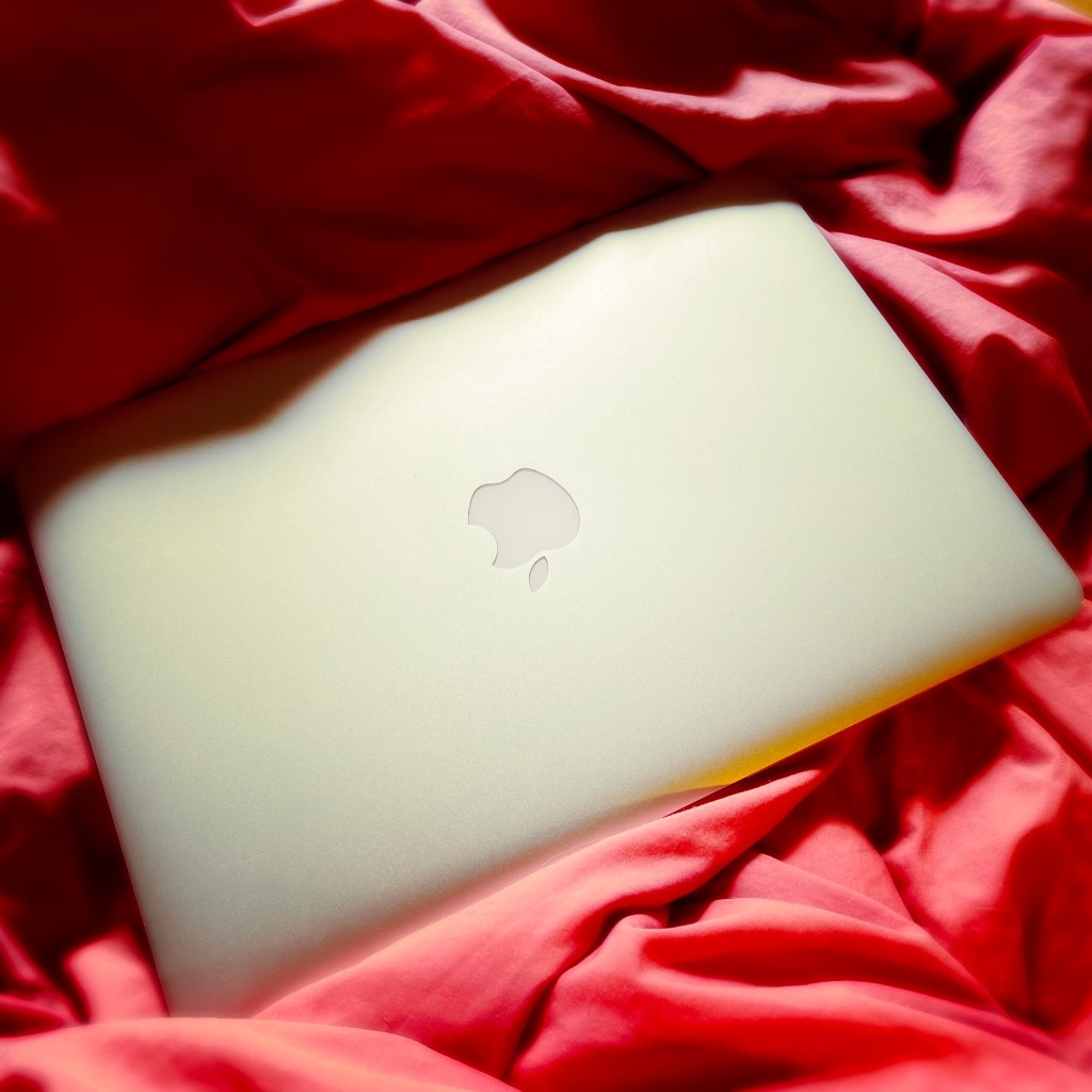 Mac Book Air fermé dans des draps roses