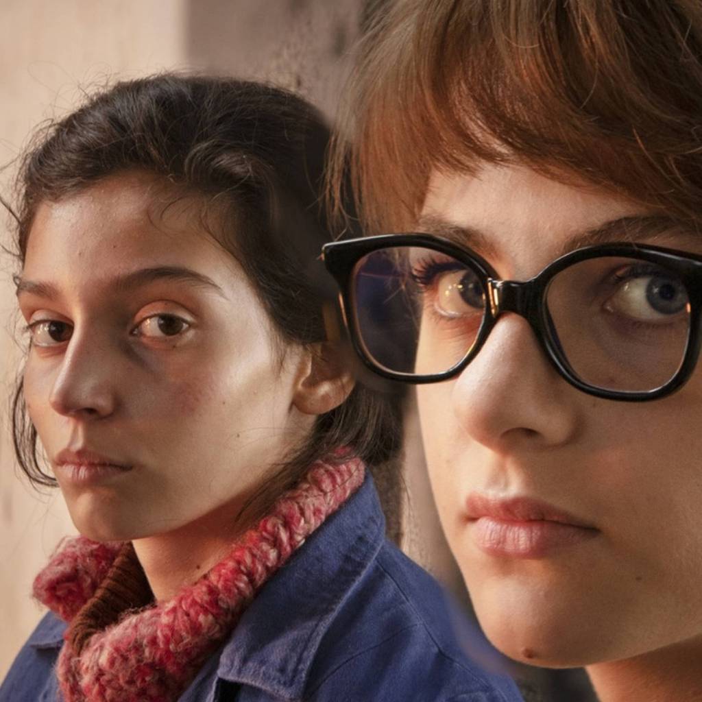 Lila dans son costume d'ouvrière dans l'usine de charcuterie Soccavo — à la fin de la S2 et au début de la S3 de l'Amie prodigieuse 