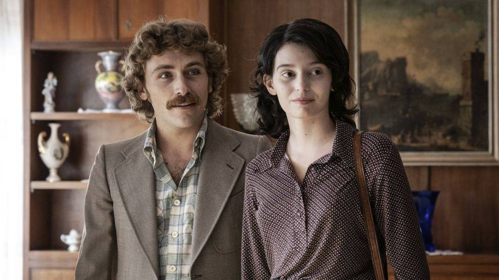 Enzo Scanno — l'un des rare homme lumineux du roman — & Lila — dans la S3 de l'Amie Prodigieuse 