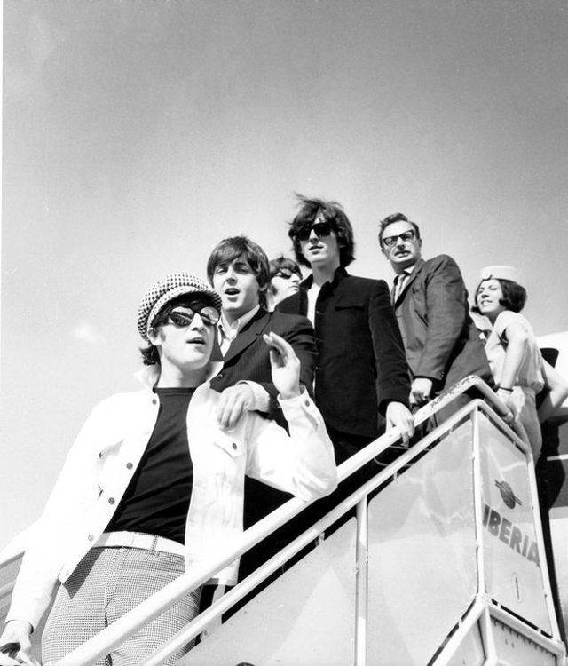 Les Beatles à l’aéroport de Madrid, le 1er juillet 1965 — source : Wikimedia — Le privilège de la beauté
