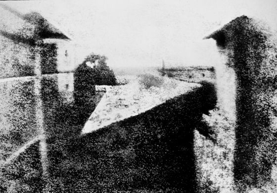 Nicéphore Niépce, Point de vue du Gras, la plus ancienne photographie conservée, 1827 — Hommage aux pionniers de la photographie