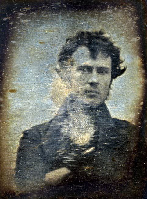 Robert Cornelius, pionnier américain de la photographie. Cet autoportrait est souvent considéré comme le premier portrait et le premier autoportrait photographique. Il a pu réduire le temps de pause pour qu'on puisse le voir les yeux ouverts. Octobre 1839, daguerréotype — Hommage aux pionniers de la photographie