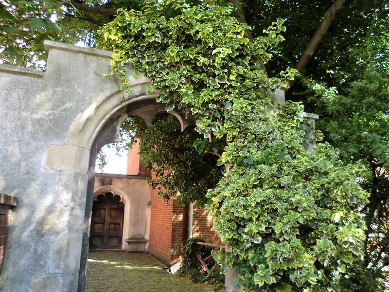 Ruine, lierre et jardins de l'Eglise de Tous les Saints Ph © Badalamenti — www.flickr.com/photos/52279256@N08/ — Bilan septembre