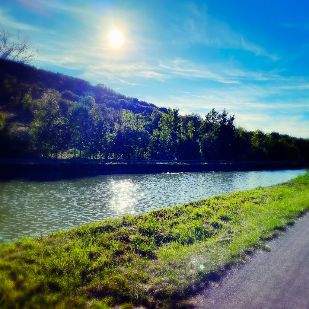 Canal de Bourgogne en septembre — reflets éblouissants de l'eau — herbe très verte — nuages dans le ciel bleu — Bilan Septembre