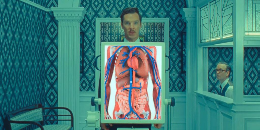 Image de La merveilleuse Histoire de Henry Sugar de Wes Anderson, avec Benedict Cumberbatch et Jarvis Cocker, décor art déco dans les tons bleu et vert— Netflix