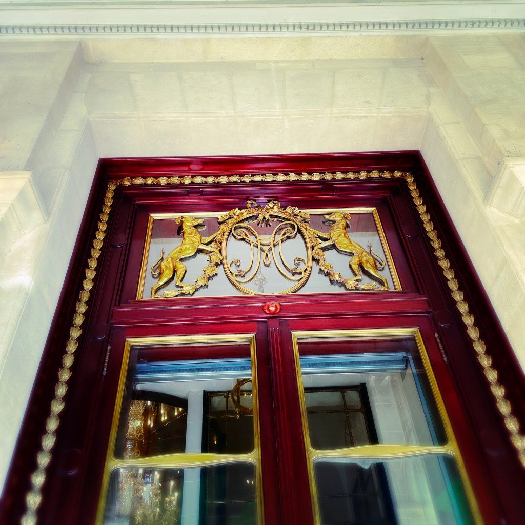 Une des fenêtre du Meurice, Paris — Bilan Septembre