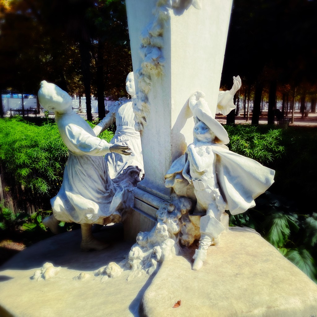 Monument à Charles Perrault par Gabriel Pech, 1908, marbre, filles à couette et Chat Botté — Jardin des Tuileries, Paris — Bilan septembre