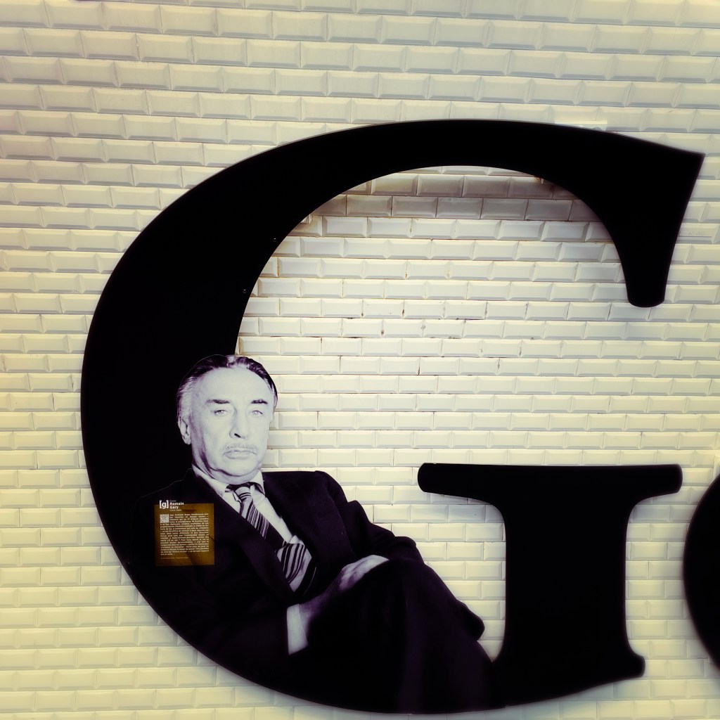 Photo de Romain Gary dans le G de la station Saint Germain des Près — Ph © Clémence Zagorski
