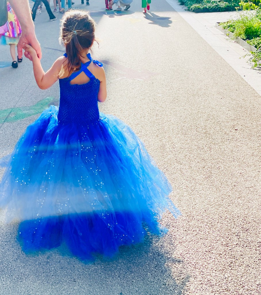 Fée bleue parisienne — ph © Clémence Zagorsi (petite fille déguisée)
