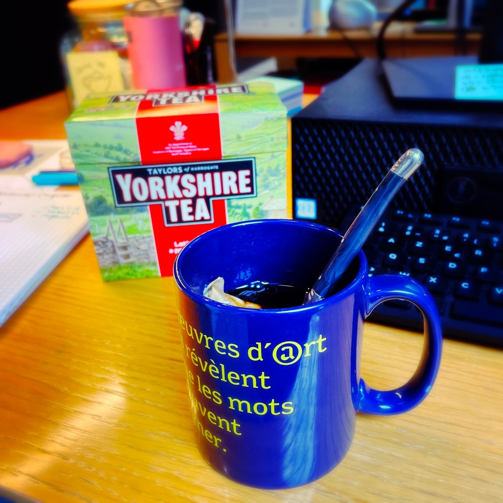 Boîte de Yorkshire Tea, tasse Adagp bleu de nuit, clavier d'ordinateur noir — Bilan Novembre