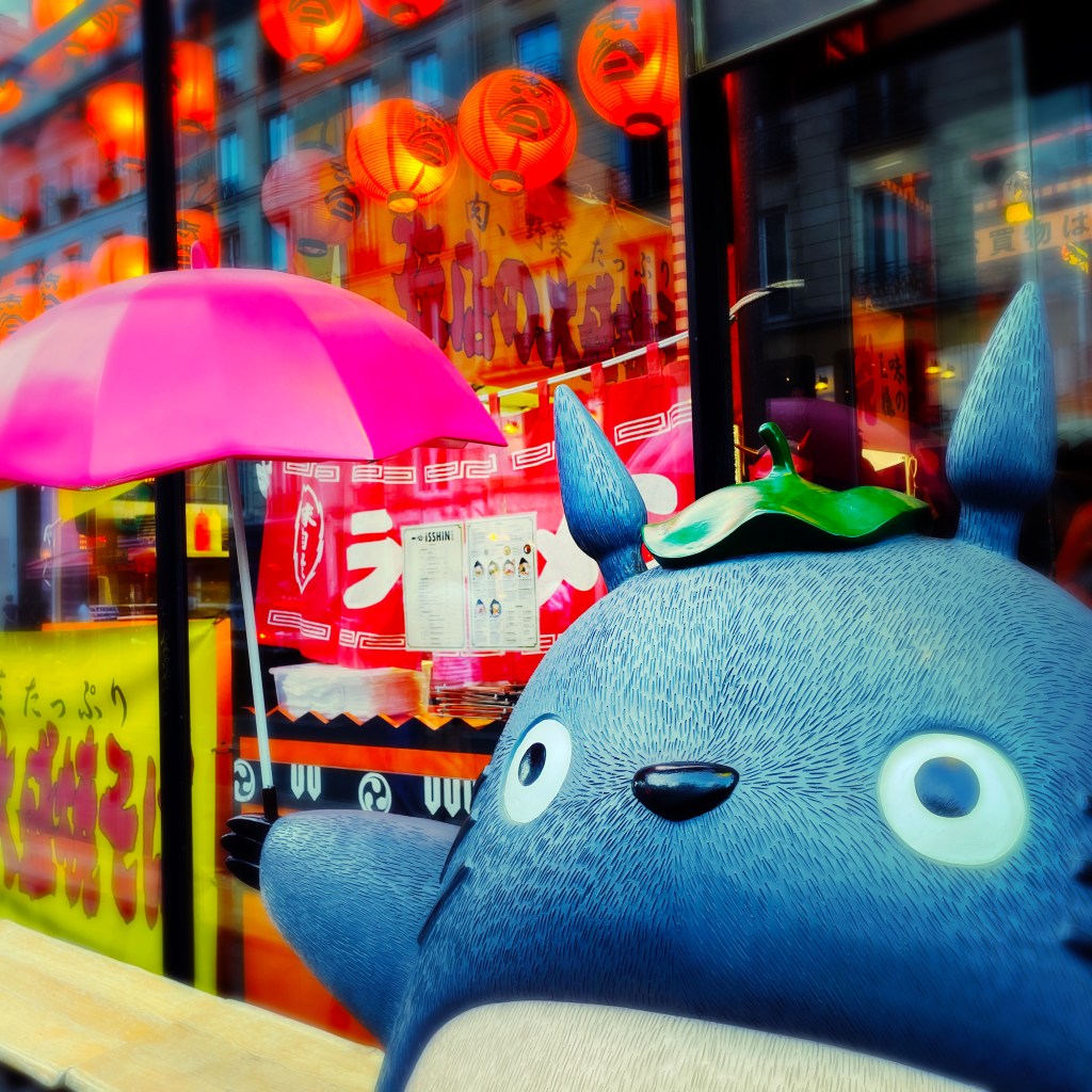 Totoro devant la devanture du Isshin Ramen Paris — Ph © Clémence Zagorski