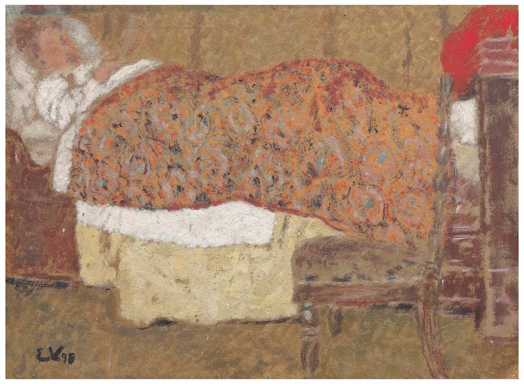 Edouard Vuillard, La malade lisant, 1895, Coll part. — Source Wikimedia — Femme blonde dans un lit, couverture imprimée dans des tons oranges, coups de brosse visibles, murs marrons, une chaise basse au premier plan