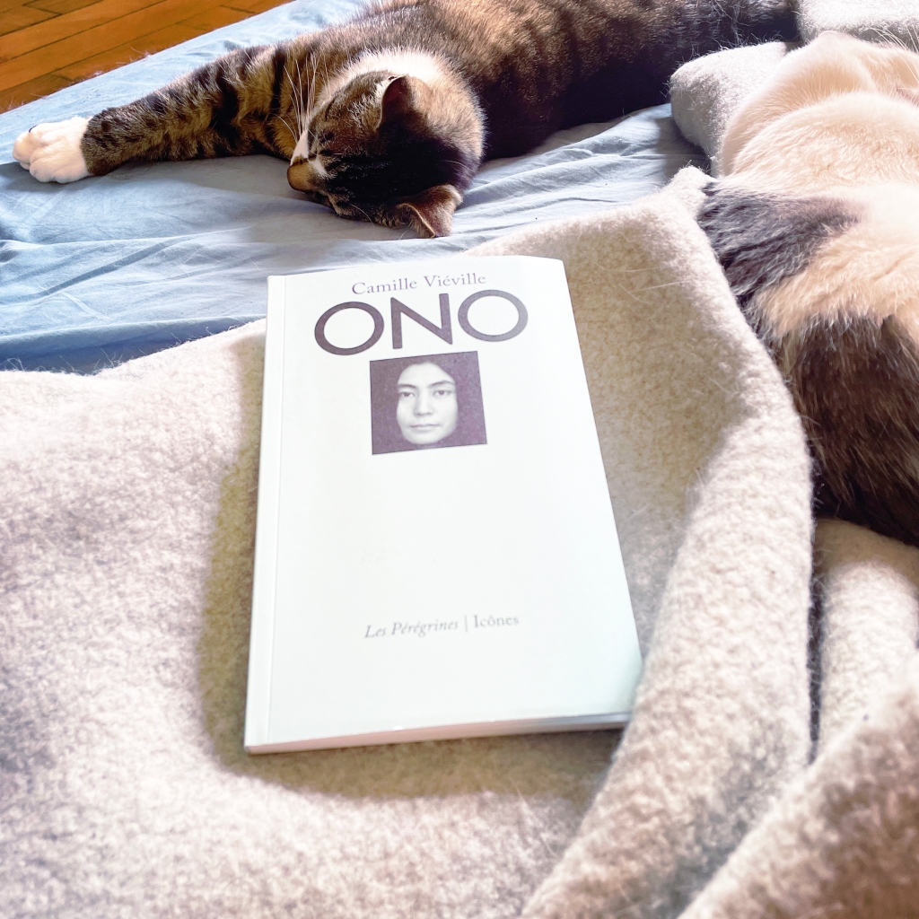 Photo de l'ouvrage Ono par Camille Viéville, posé sur une vieille couverture — chats étalés à l'arrière plan.