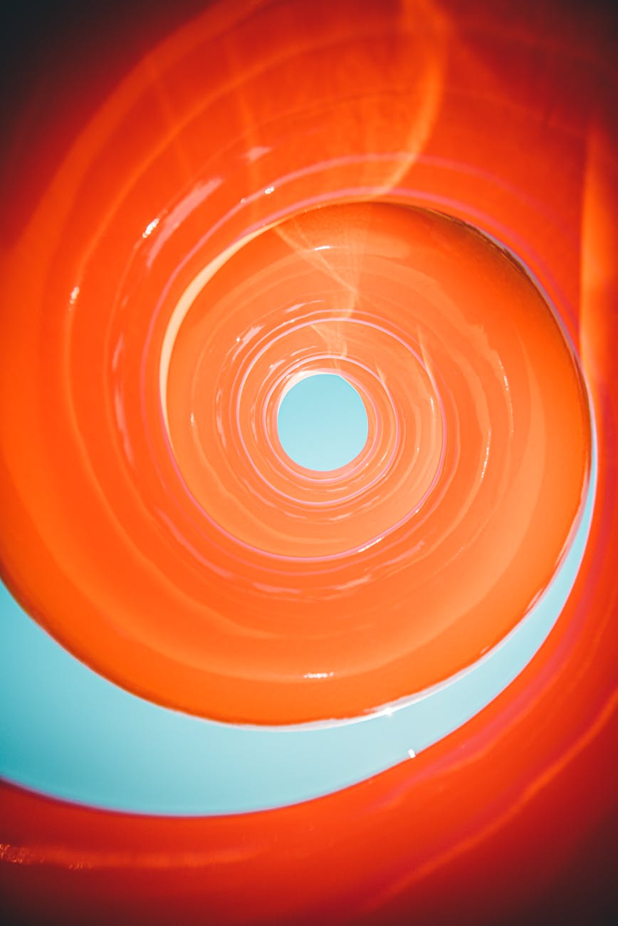 Image symbolique d'un vortex : spirale orange avec un trait de bleu. 