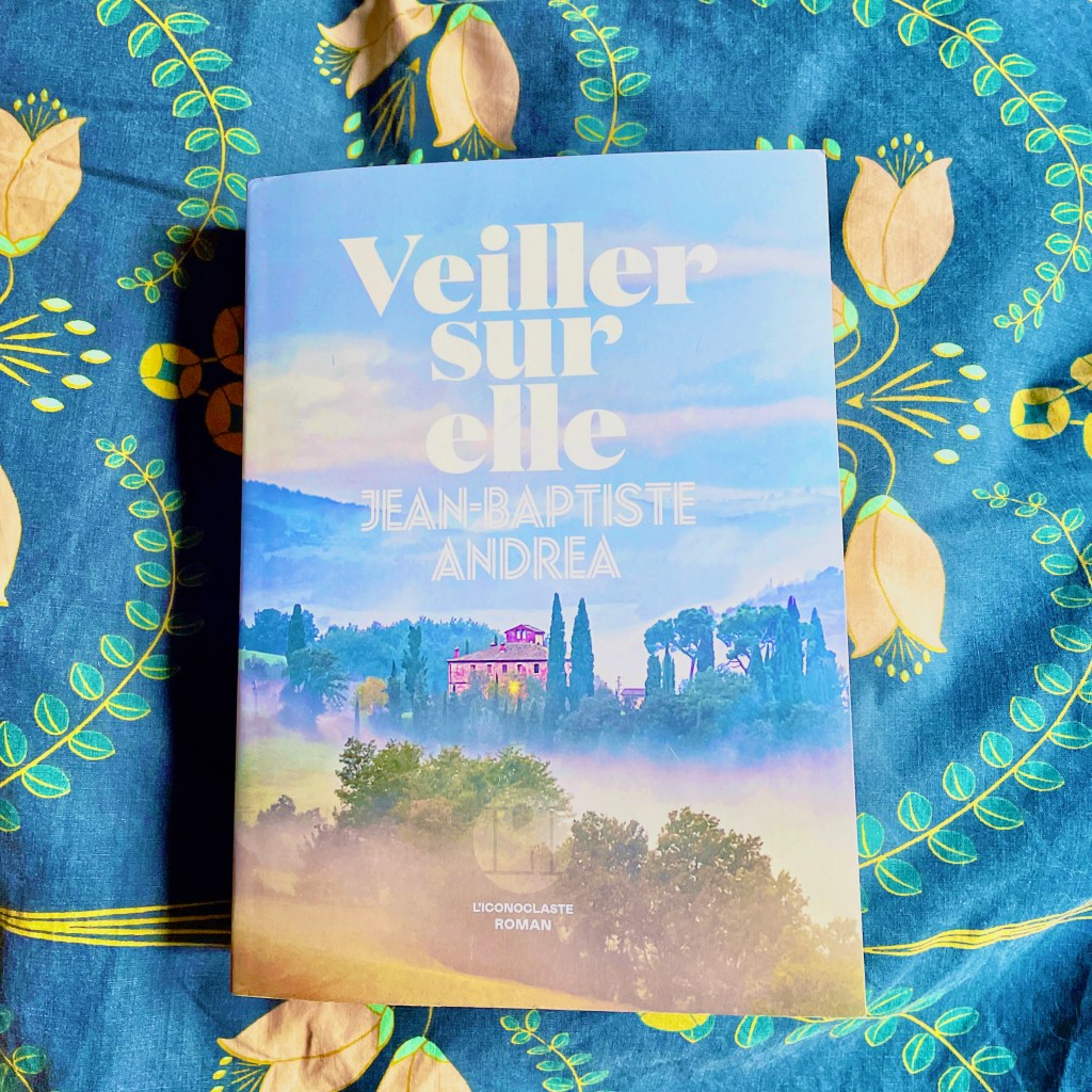 Couverture de Veiller sur elle de Jean Baptiste Andrea sur une housse de couette bleu nuit à motifs fleuris