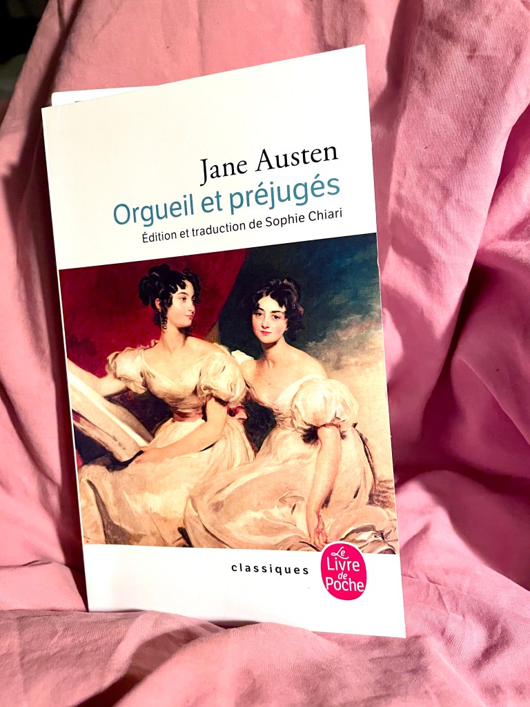 Couverture d'Orgueil et Préjugés, traduction de Sophie Chiari —
Le Livre de Poche — livre posé sur des draps roses