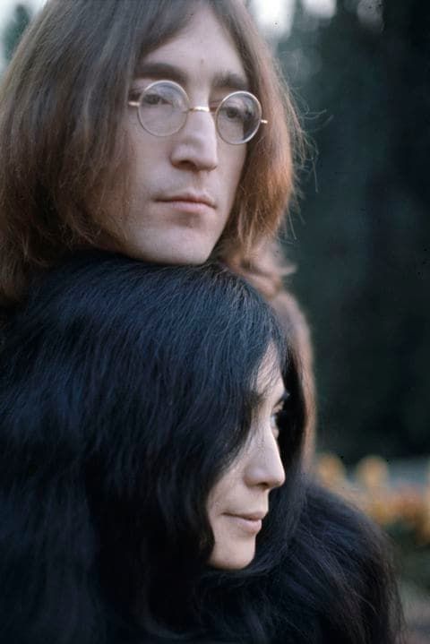 John Lennon & Yoko Ono en 1969 — La tête de John est posée sur la tête de Yoko aux longs cheveux noirs