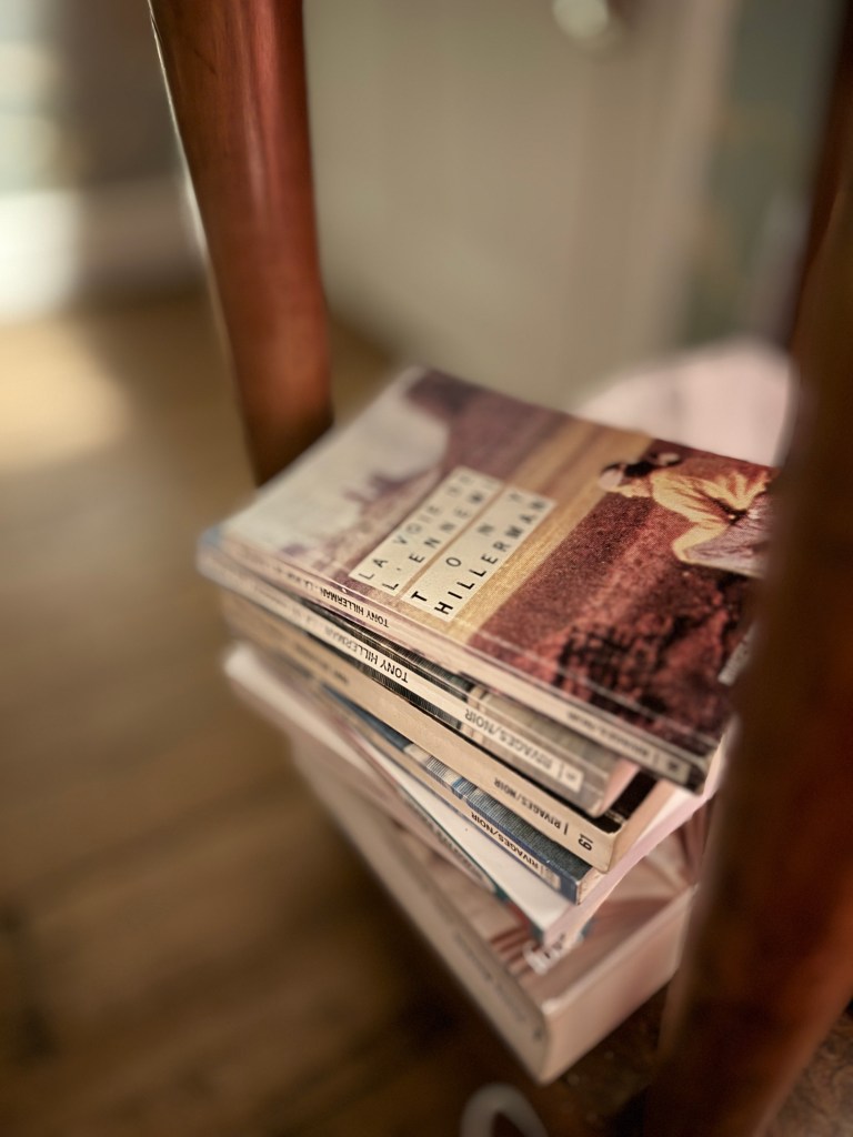 Pile de Tony Hillerman en version poche — sur le dessus, La Voie de l'Ennemi, premier roman avec Joe Leaphorn, paru en 1970