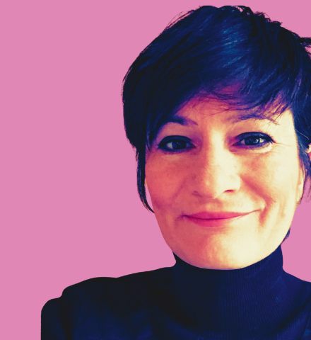 Autoportrait sur fond rose